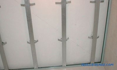 Како да се поправат пластичните плочи на таванот или ѕидот правилно и без грешки
