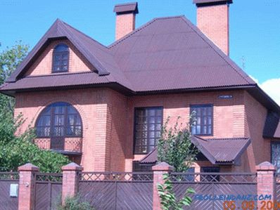 Што е подобар метал или ондулин за покривот на приватна куќа