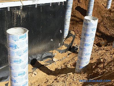 Одводнување на ѕидови во подрум - основа со систем за одводнување