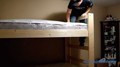 Како да се направи легло кревет со рацете со дрво + Фото