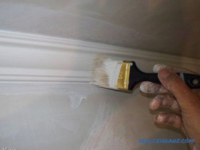 Како да се наслика таванот со боја на база на вода