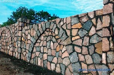 Ограда направена од камен со свои раце