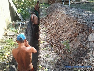 Поставување на канализациони цевки во земјата
