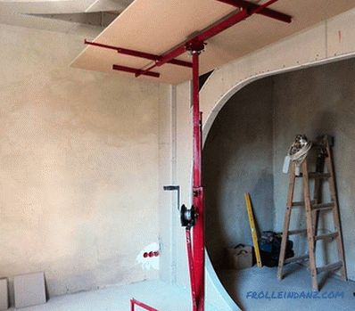 Како да се поправи drywall до таванот
