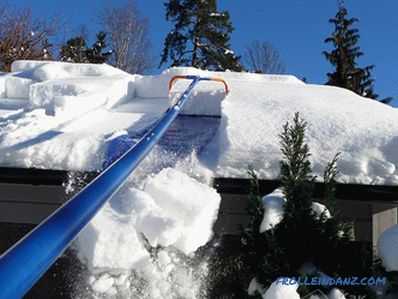 Како да го отстраните снегот од покривот со свои раце