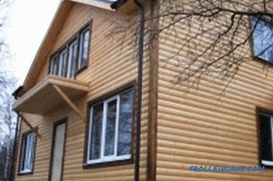 Украсување на куќата со дрво надвор панели и блок куќа